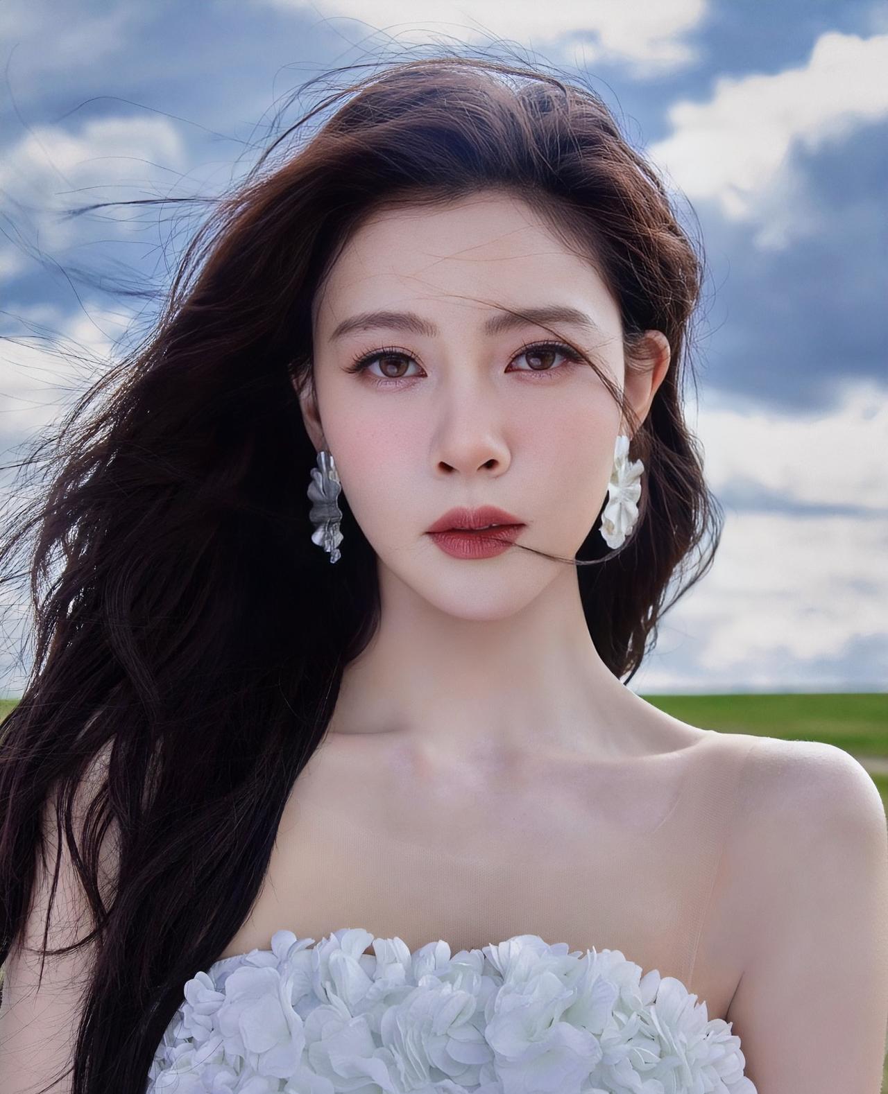 宋妍霏火不起来
其实是有原因的，
不是因为她唱跳的业务能力不行，而是因为她根本不