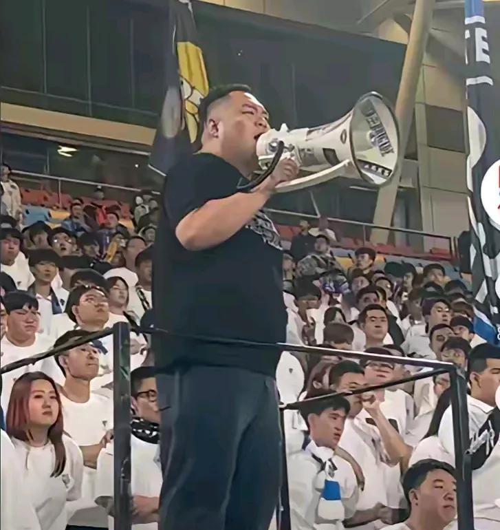 韦世豪哭了，不是因为被红牌罚下，不是因为球队输球，是因为天津球迷拿着大喇叭问候其