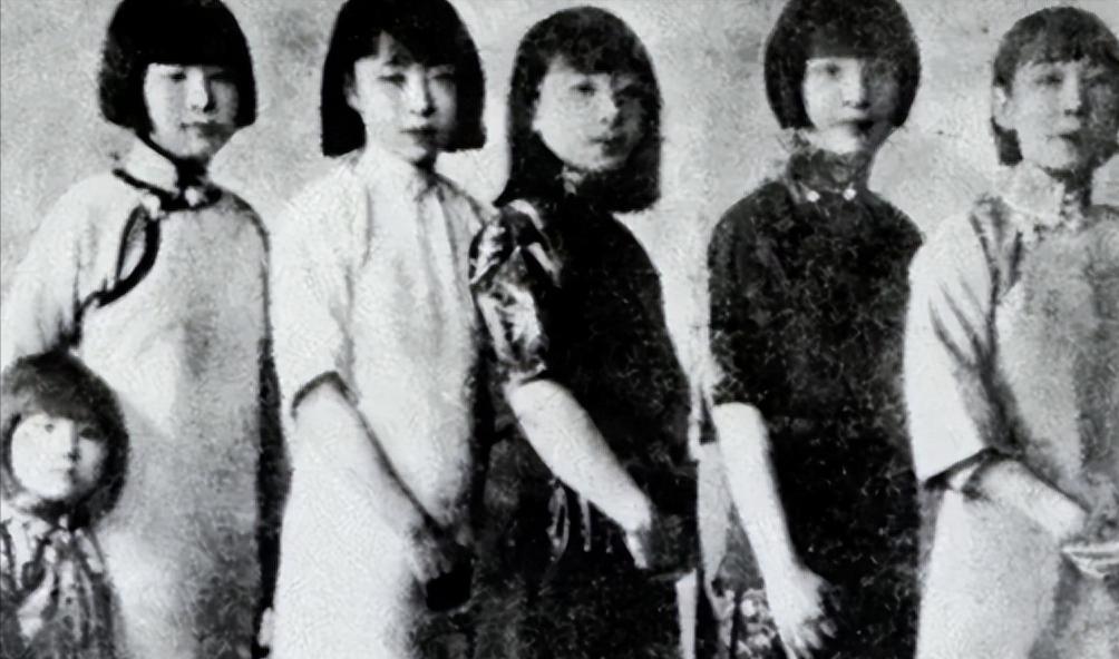 张作霖接到禀报，自己四姨太和厨子发生矛盾被泼了热油，四姨太正在哭闹、发脾气。四姨