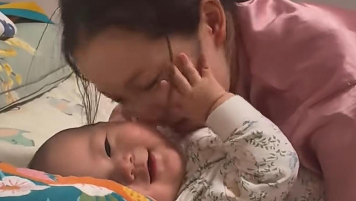 爸爸妈妈分别逗宝宝，宝宝的反应反差大，网友：爸爸来了脑壳疼啊