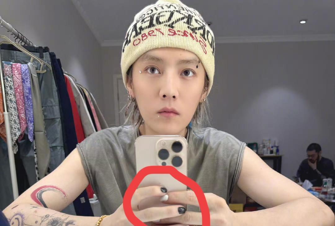 鹿晗越来越脱轨了，看着真的让人担心。一个37岁的男子活得跟一个10几岁的叛逆少年