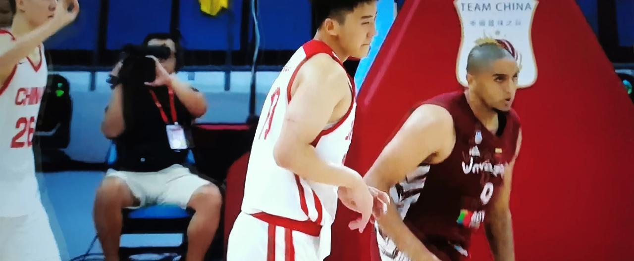中国男篮让我想起了一首歌
总共只有十几个人，七八条枪
77：59大胜委内瑞拉，不