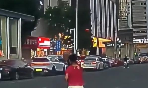 “好人可真难做”。甘肃，一位女子开车行驶在川流不息的道路上，突然看到一名老人拎着