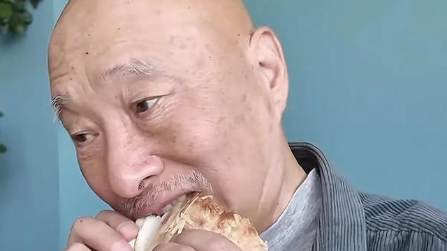 陈佩斯父子与外甥女深圳聚餐，陈佩斯眉毛胡子花白，脖子皱纹好多