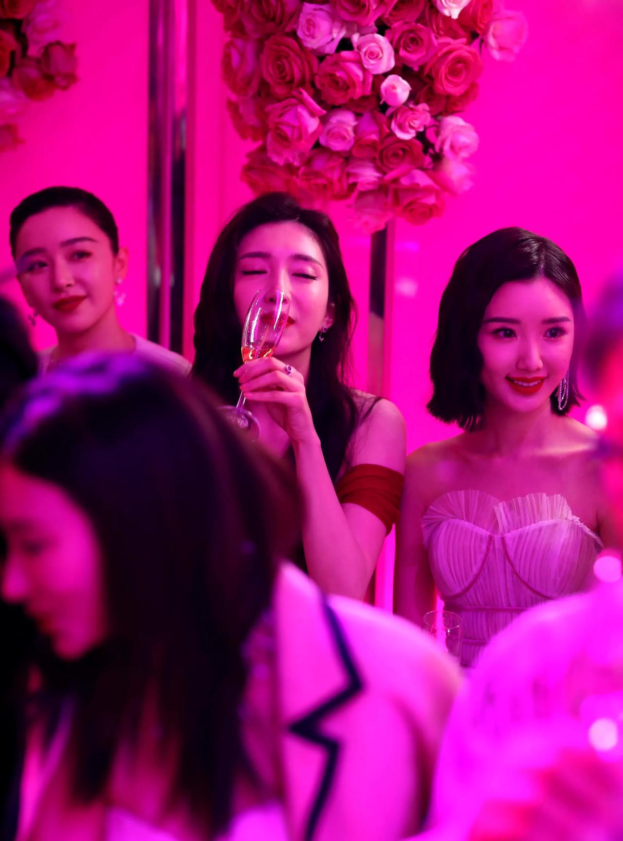 著名演员江疏影参加“高端局”，着装既性感又大胆，手持酒杯，轻酌慢饮间，尽情感受白