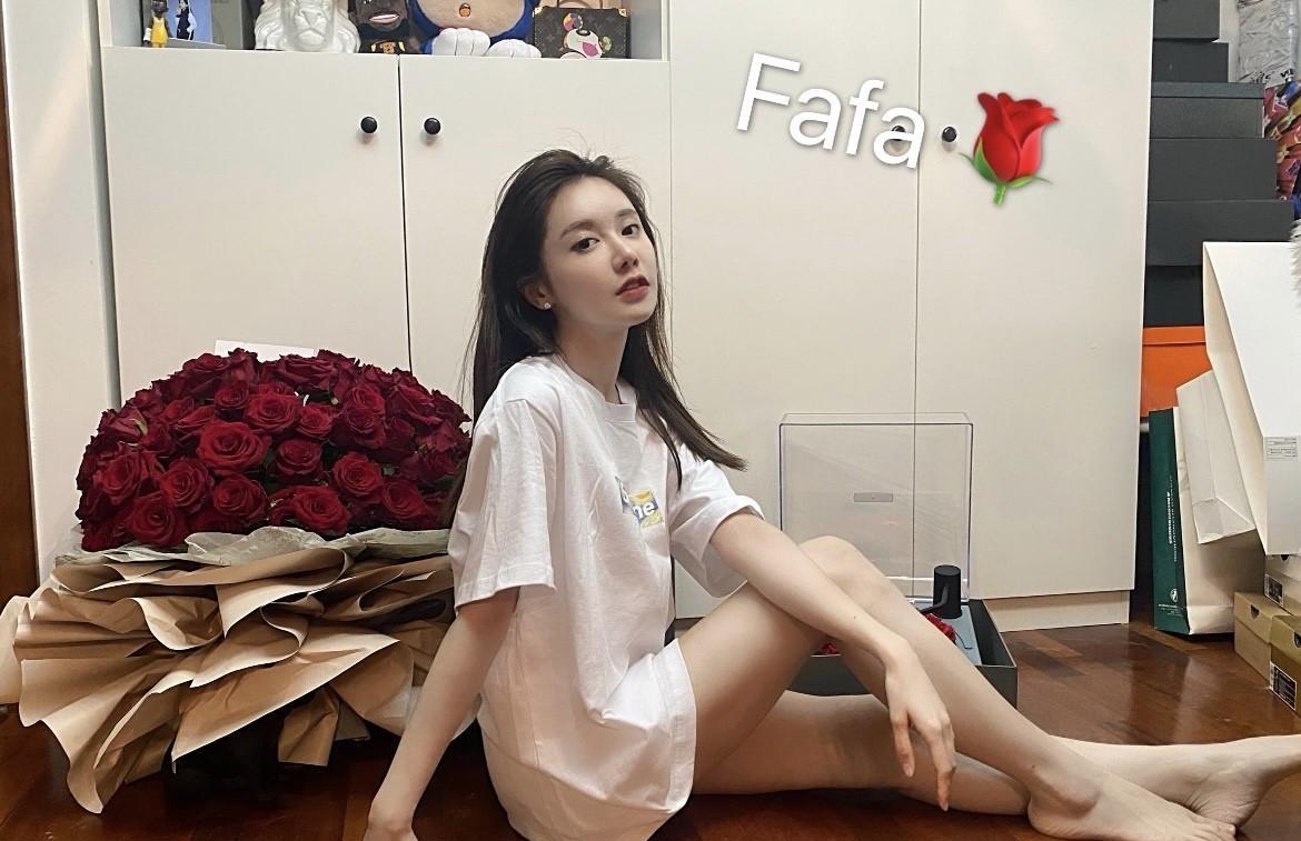 美娜，165cm，宅家里也能收到鲜花，幸福满溢。