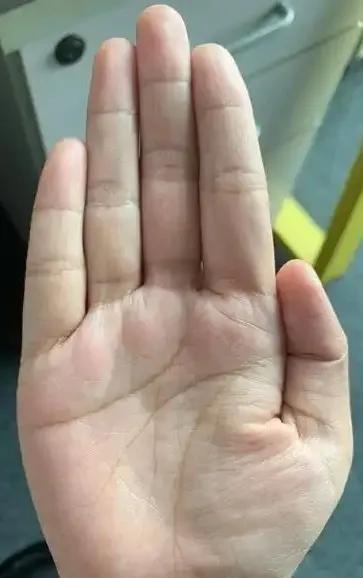 女性手相，一直强调性格脾气
今天这位事业线曲折，财难聚
家庭也会牵扯，财和姻缘两