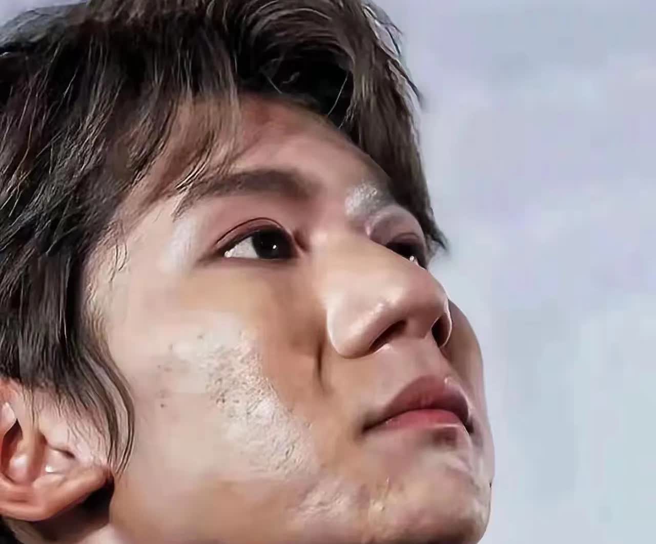 真是带给了我亿点点震撼，没有了精修磨皮，明星也是一般人。
