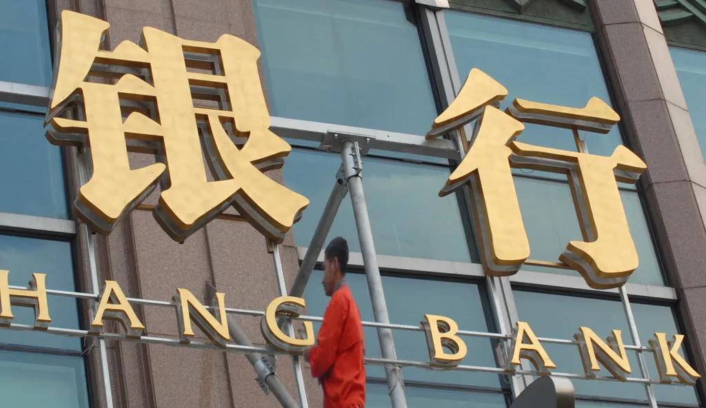 给他一次做行长的机会，他能把几十名美女下属培养成情妇，而且他不仅好色，还贪财，又