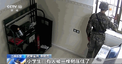 6月29日，江西两名小学生跑到武警中队喘着粗气求助，哨兵起初以为他们是遇到什么危