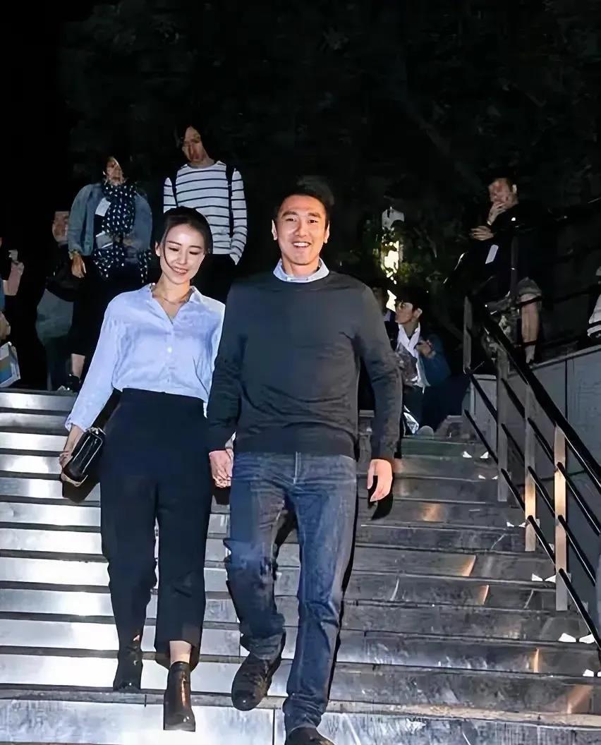 没想到赵又廷还是个情种！ 当初和高圆圆结婚时，被大家不看好，因为高圆圆比他大太多