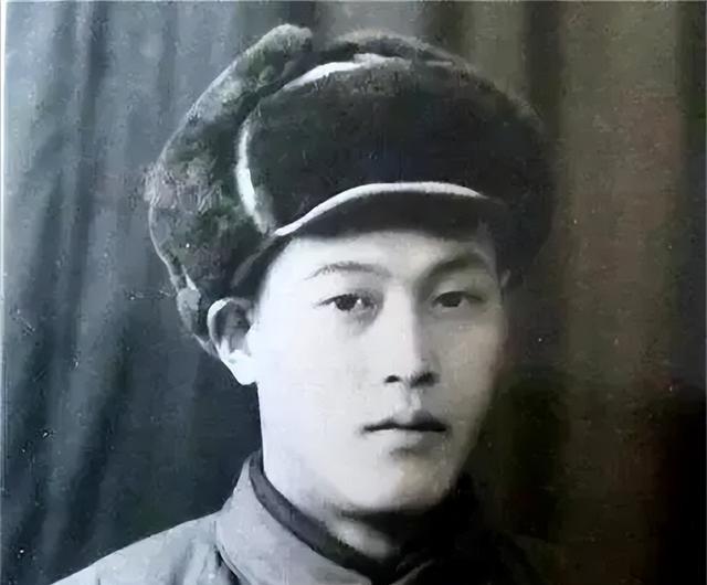 1952年，张文荣被美军俘虏后叛变，在奉命打入志愿军内部时，他却在跳伞前将一颗手