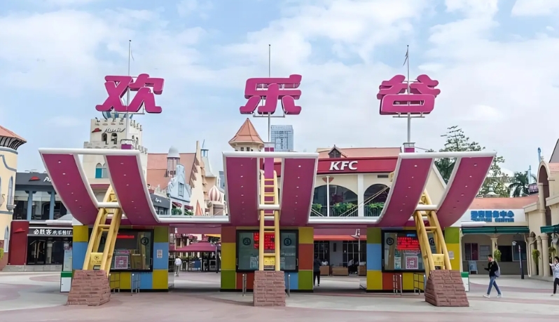 没想到深圳欢乐谷以这样的方式上了热搜，真是令人感慨。起因是景区内的女团表演被游客