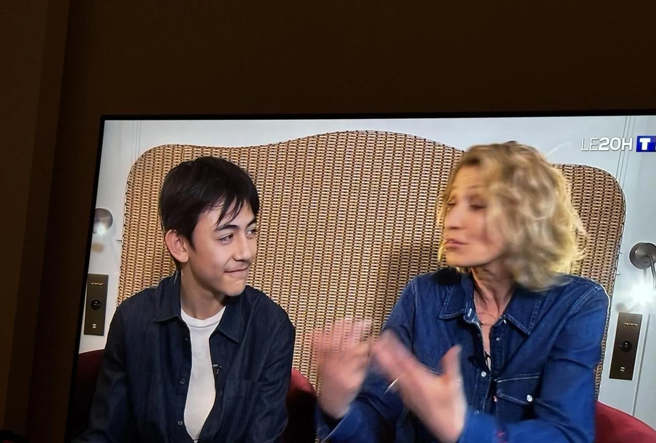 刘烨儿子诺一出息啦，居然登上法国新闻联播！原来是在介绍一部法国导演拍的大熊猫电影