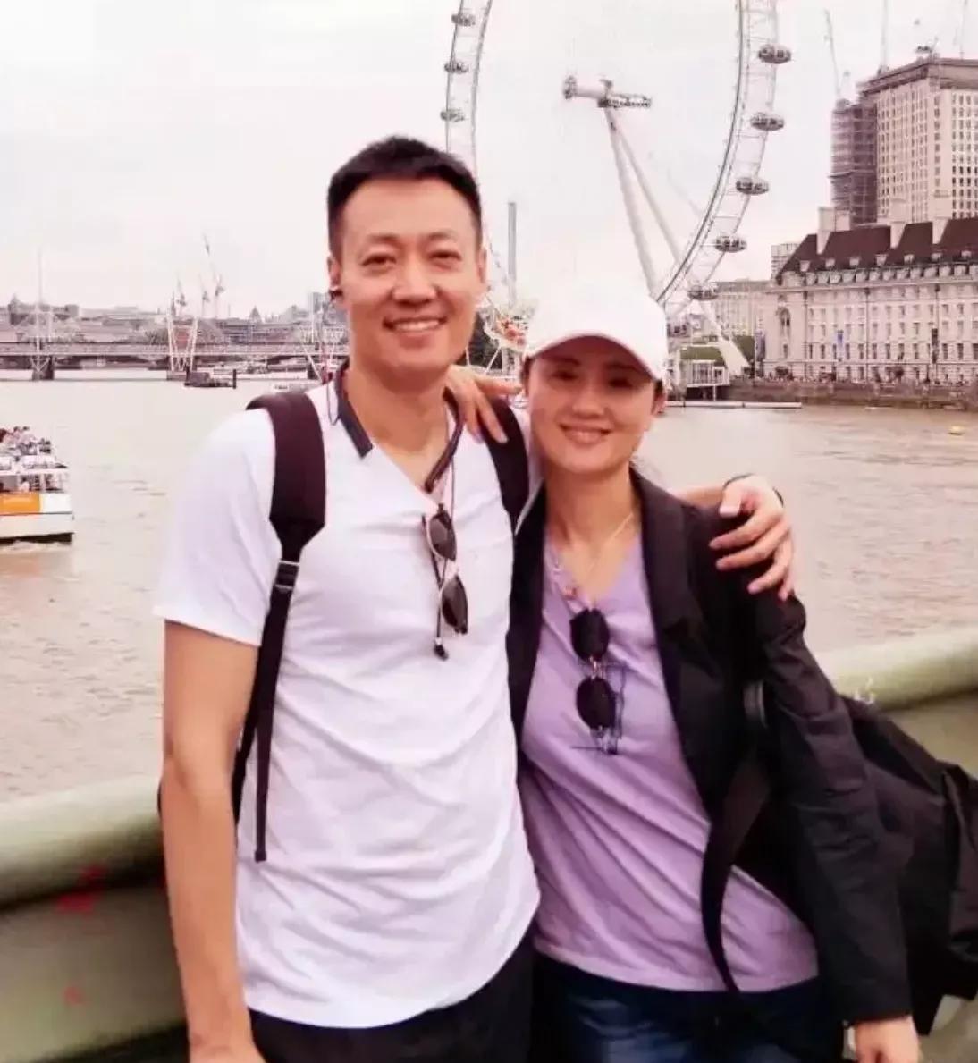 辛柏青很难走出来了
这夫妻俩一个外向一个内向
在家里都是朱媛媛在说在笑，辛柏青在