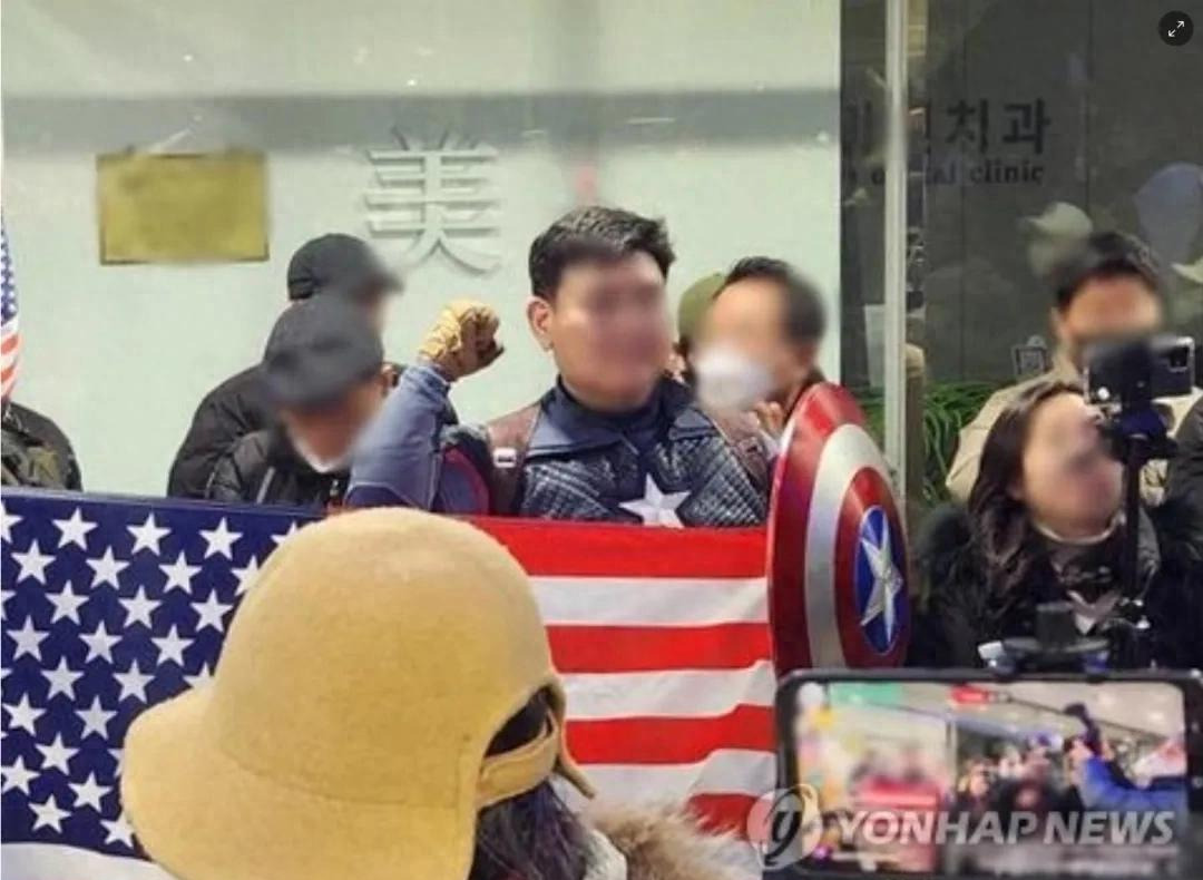 韩国男穿美队服硬闯中国使馆被判刑











一个大活人，穿着“美国队