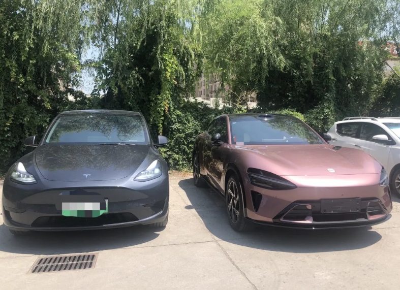 新买的小米YU7，停在老Y旁边，大家觉得哪个更顺眼？YU7比Model Y视觉上