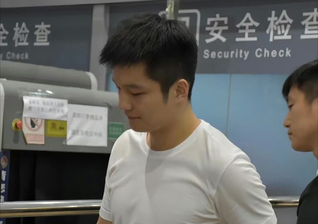 樊振东私下活动的穿搭，
还是比较欣赏的。

他其实是一个挺有品位的男人。
