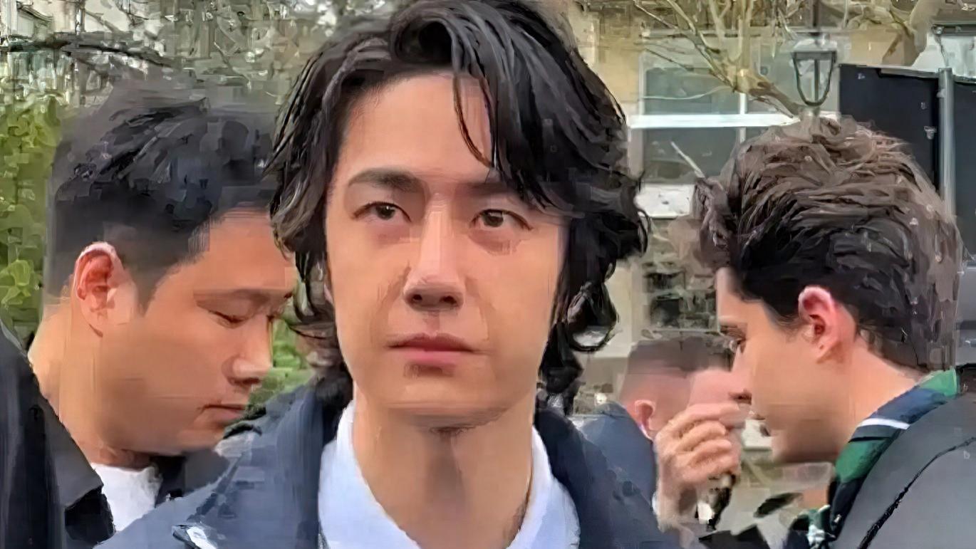 27岁王一博巴黎时装秀生图引热议，被评装酷失败，满脸苦相