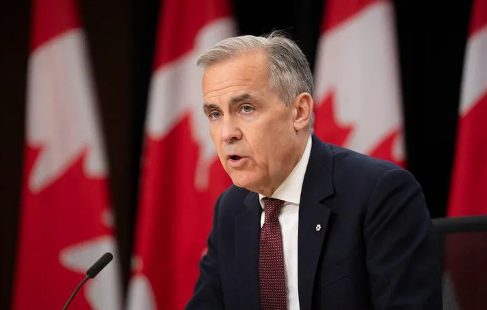 特朗普：老弟，你看我的皮鞋亮不亮？
英国首相：哎哟，老大的皮鞋真亮，等等这一块有