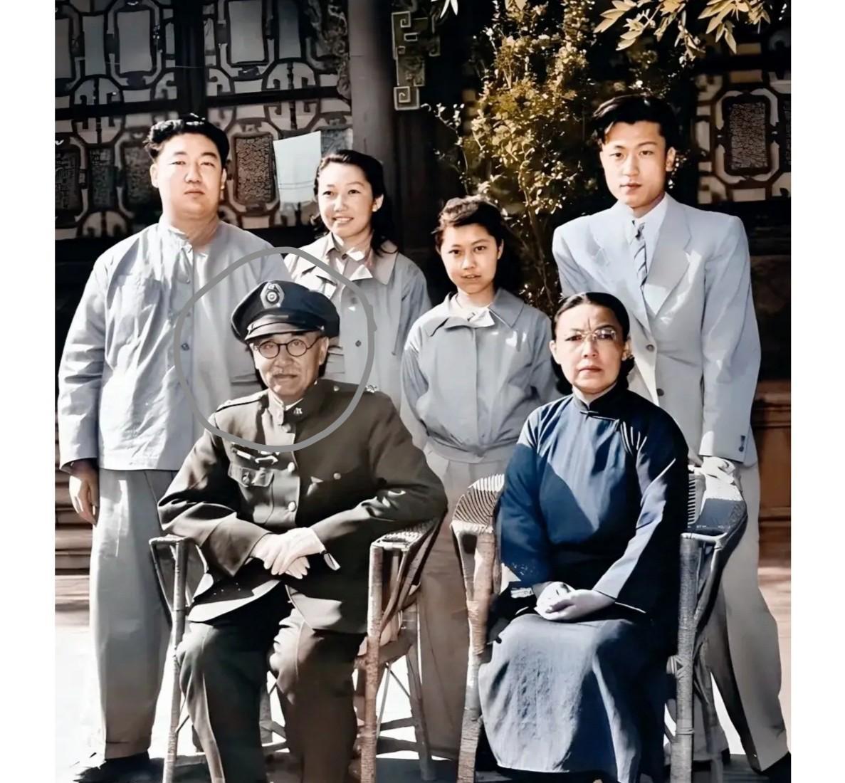 原来这才是他晚年的真实貌相，这不是演员，也并非演戏，而是1947年他与家人在山西