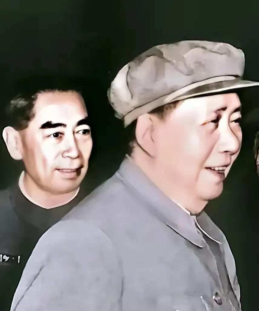 老人家伟岸的身姿，彰显了中华5000年文化的底蕴和自信，谈笑风生，挥洒自如，自古