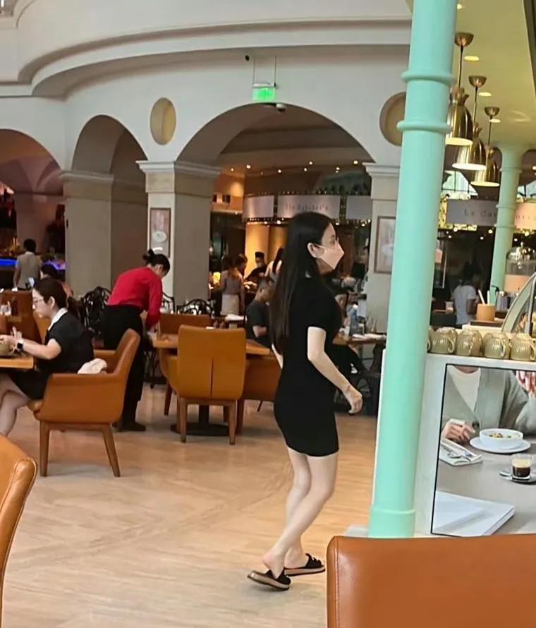 真替他们的小孩身高担忧！
近日郭富城和方媛带两个女儿到深圳度假，
方媛看起来很矮