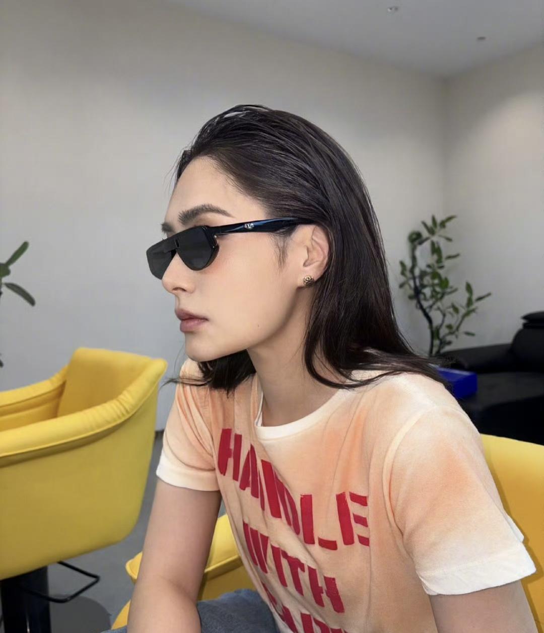 阿娇秀锋利下颌线，果然瘦了就更美。钟欣潼晒出最新墨镜照，表面看是展示自己的强大气