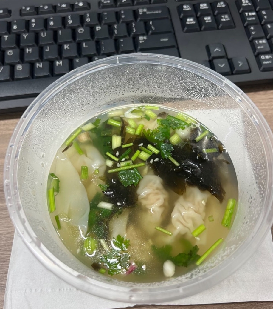 某局长有个习惯，早上准点到单位上班，但一年365天从来不在家吃早饭。他总让办公室