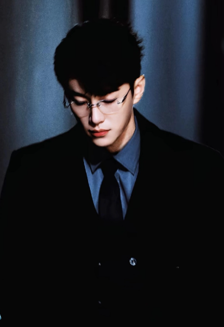 倒也不是好色，只是花开得正艳，我若不欣赏两眼，倒显得我不解风情。从前车马太慢，一