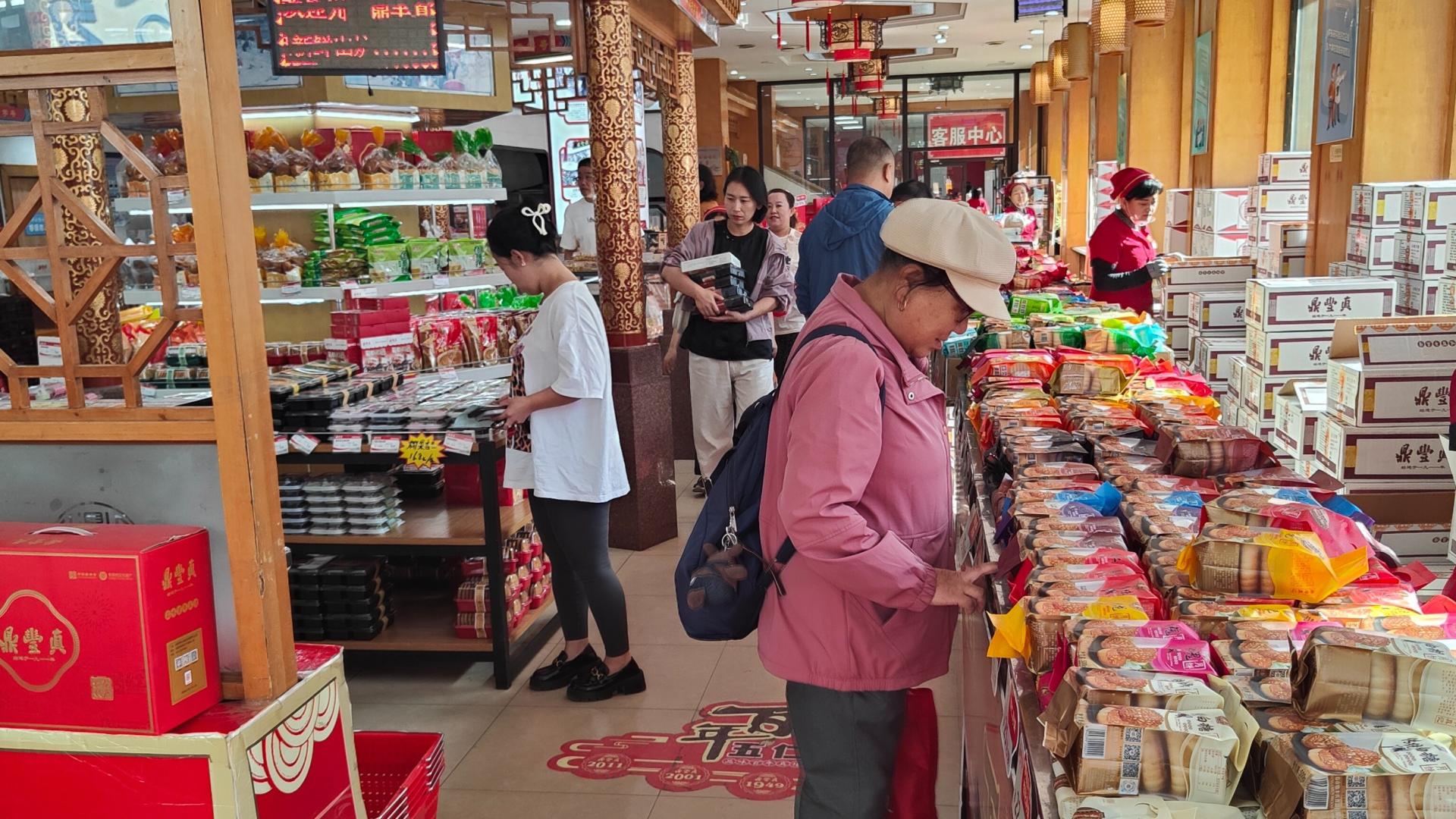 一口传统 一口创新 百年老字号鼎丰真中秋月饼受欢迎