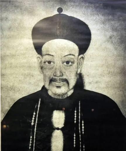 新婚之夜，新郎半夜才踏进婚房，就冲两江总督的女儿大声呵斥：“去给我打洗脚水！”一