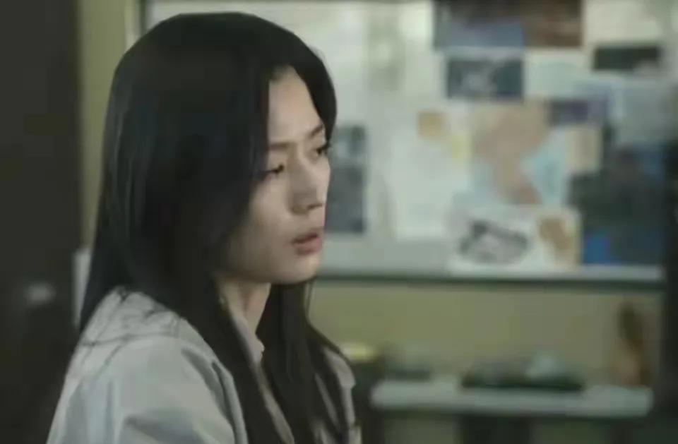 全智贤本可以在好口碑中体面老去，却在43岁时败在了一部高风险题材的电视剧中，也丢