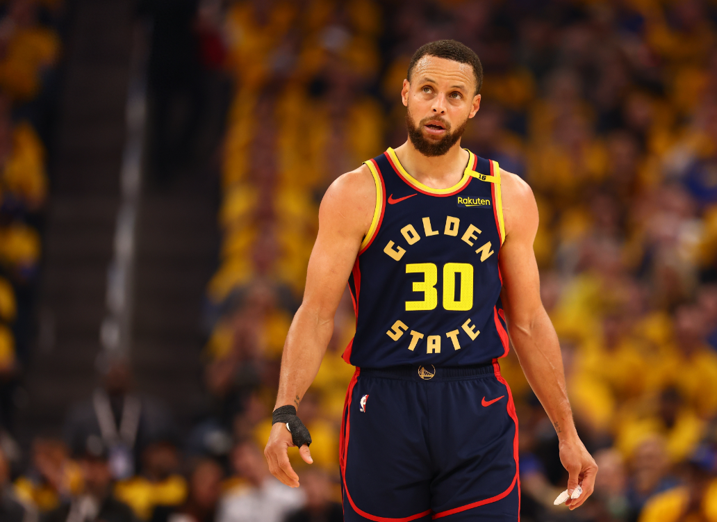 NBA常规赛，勇士在客场119比109击败湖人，迎来赛季开门红，赛后库里接受了媒