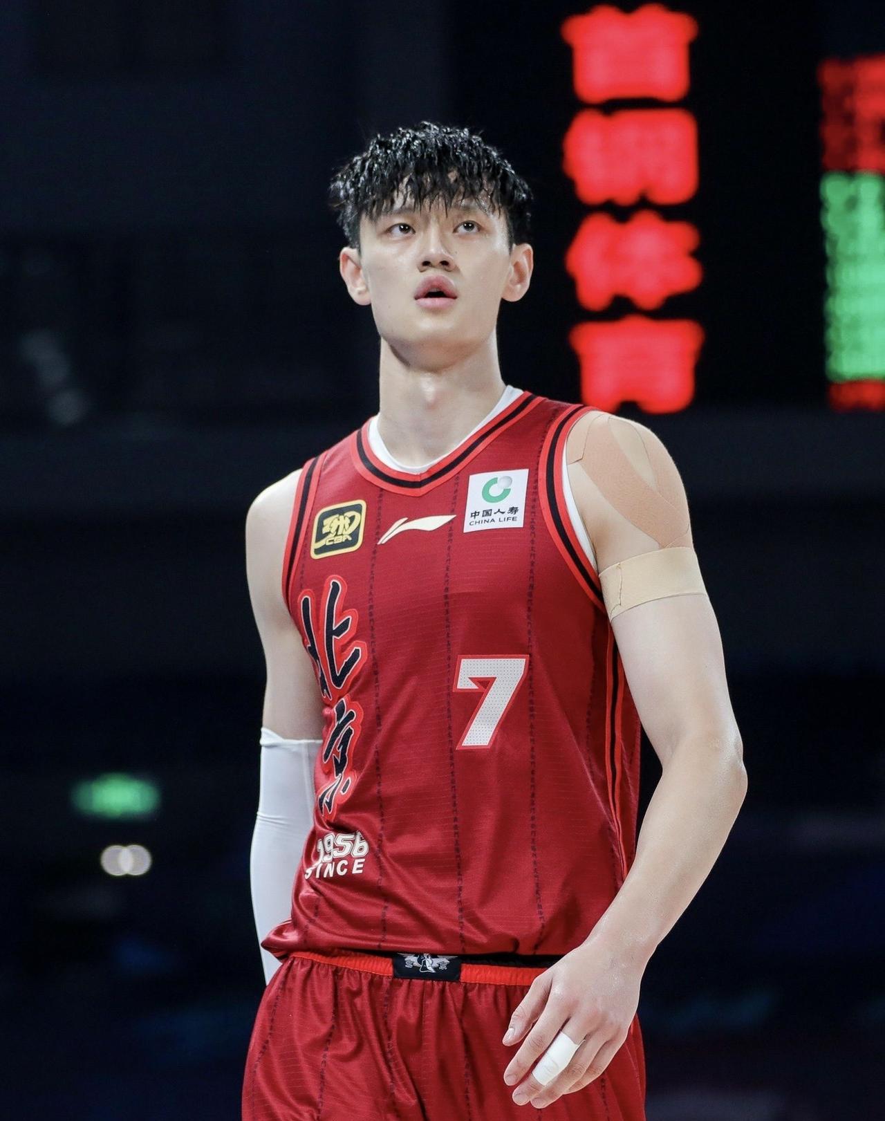 8月4日，NBA篮网传出两大消息。
1、曾凡博正式签约篮网，冲击NBA梦想
曾凡