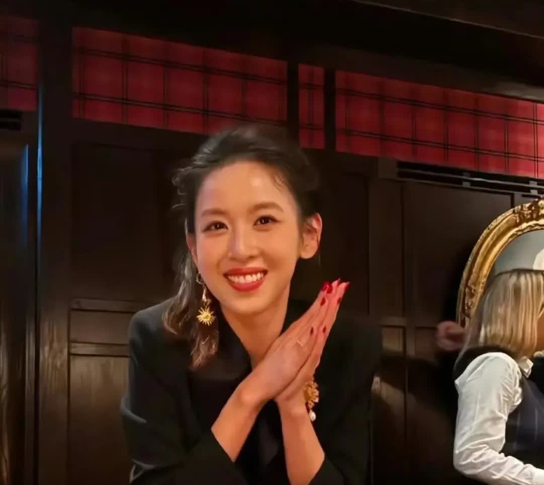 章泽天，你到底经历了什么？
曾经的奶茶妹妹，清纯可爱，
如今的她，眼神坚定，