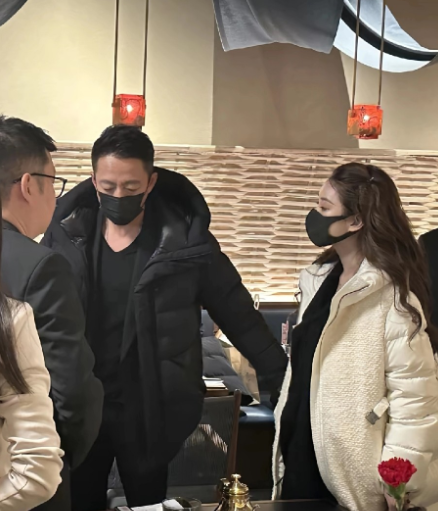 马筱梅大着肚子陪汪小菲出来工作，马筱梅乖巧懂事，大气有智慧，有涵养