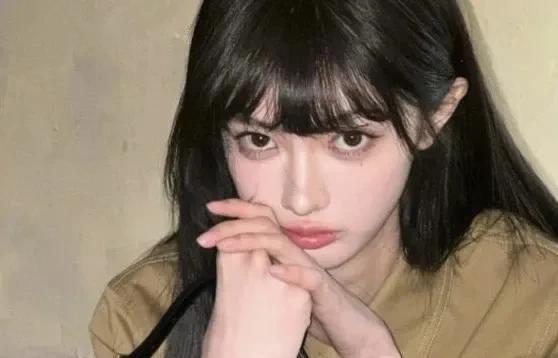 范丞丞打压前女友？
范丞丞之前那个绯闻女友属于京圈白富美，她家庭条件挺好的，自从