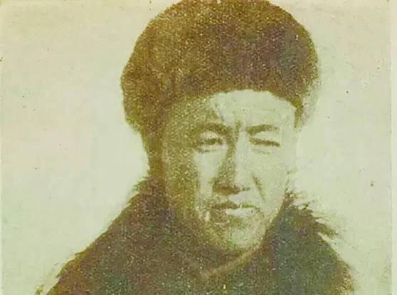1932年，抗联将领王德林去大地主戴万龄家募捐时，戴万龄突然叫出200多名持枪壮