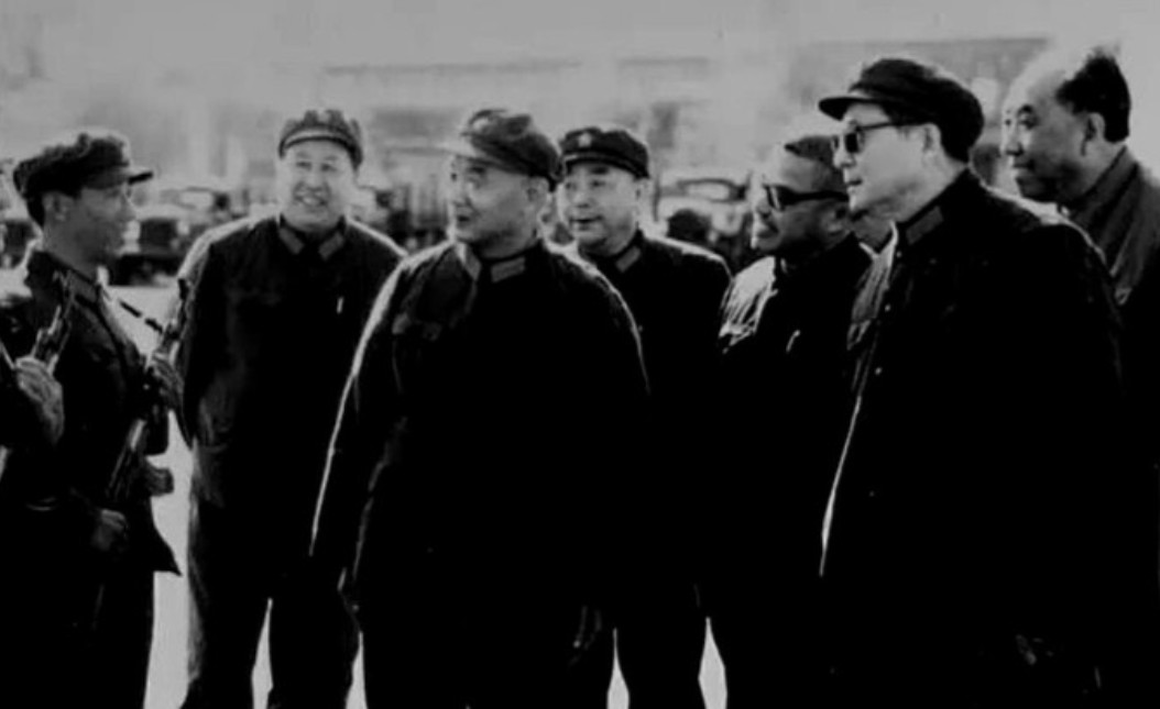 上世纪80年代，南京军区司令向守志上将来到大别山某干休所视察，有老干部反映：“首