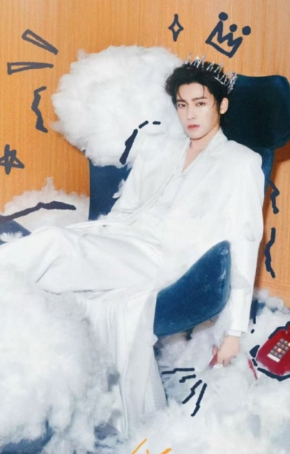 侯明昊28岁生日照有，小侯白衣皇冠王子风生日照，满分帅气的小侯，今天的生日会也太