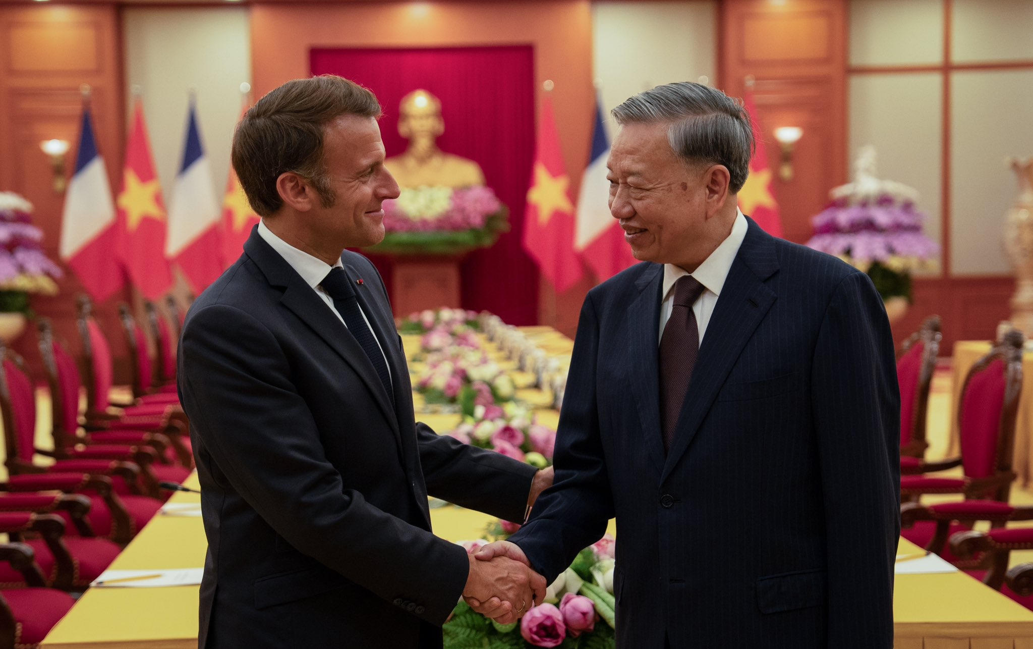 法国总统说要和越南写新历史











马克龙这次去越南，大家伙都惊呆