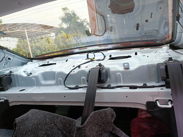 21帝豪up加装后备箱喇叭音响
21帝豪低配和22帝豪后备箱都没有后面喇叭