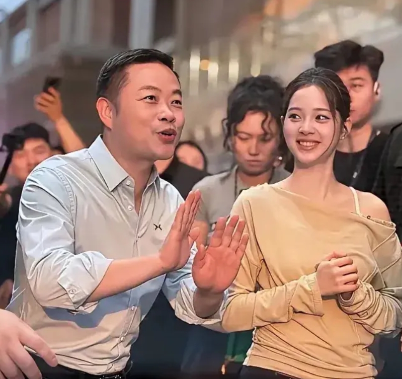 何小鹏站在欧阳娜娜的身边，毫无违和感，甚至多了一点甜蜜感。

何小鹏精神焕发，对
