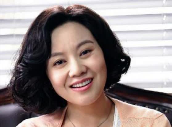 闫妮去买房，售楼小姐看她衣着普通，就随便一指：“这套不错，400平，才1200万