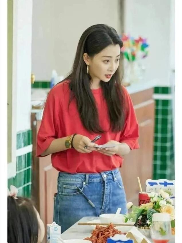 殷桃的穿搭
值得中年少女们借鉴。
殷桃是一位很有女人味的女人。
她的长相能让男人