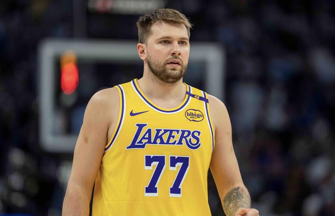 8月1日一大早，NBA湖人传来两个惊爆消息。
1、东契奇计划提前续约湖人
东契奇