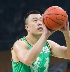 辽宁男篮球员韩德君将出战全运会比赛，据媒体人导演我躺那透露，韩德君已经开始恢复训