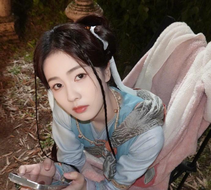#《临江仙》开播 短短6集不过瘾#
       这部电影，最先被吐槽的点是审美
