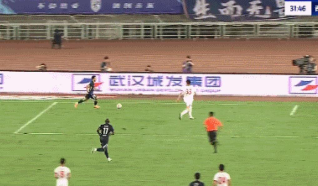 门将低级失误将青岛海牛推向深渊。在中超第14轮武汉三镇对阵青岛海牛的保级大战第3